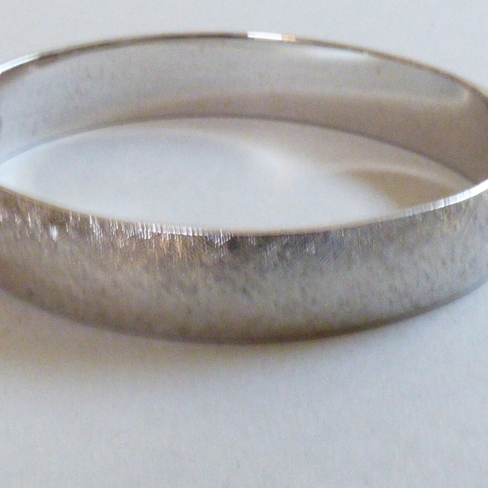 VTG Retro Elegant MONET SIlver Tone Texture Pattern Hinged oval Bangle Bracelet - Picture 2 of 8